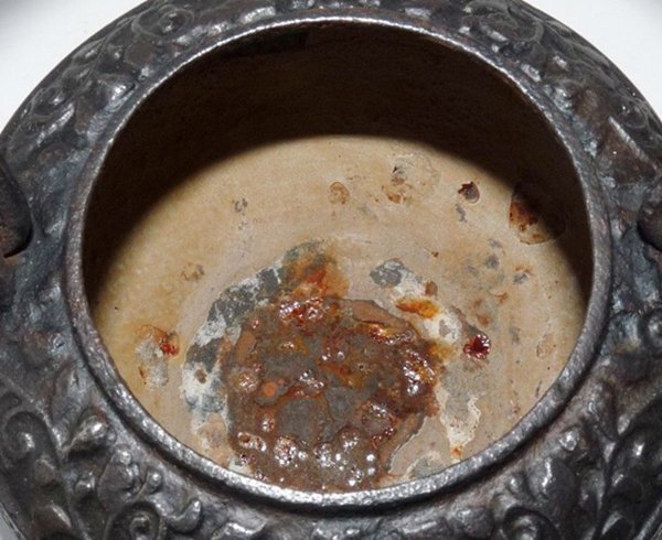 Some thick rust in the iron teapot is hard to remove
