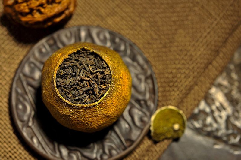Put the dark tea into a dry orange to make Orange Pu-erh