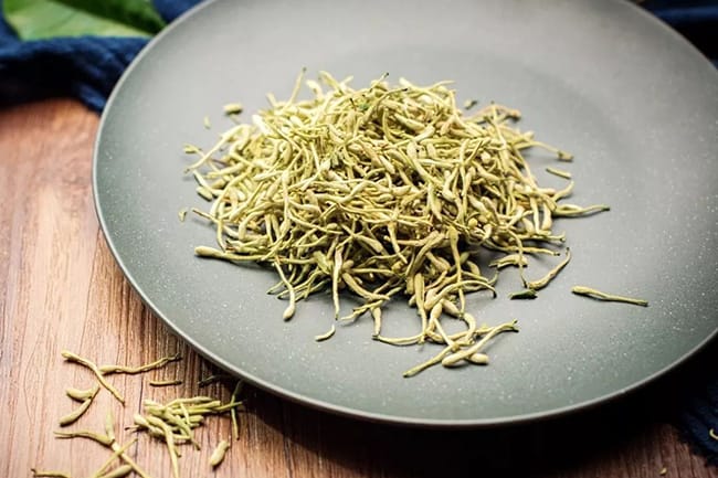 Dried honeysuckle sends out a fresh fragrance